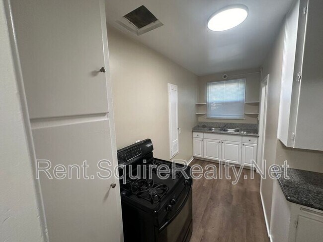 Building Photo - 901 N San Gabriel Ave