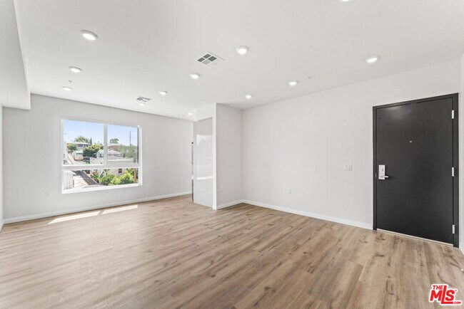 Building Photo - 3105 Bellevue Ave