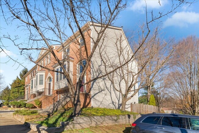 Building Photo - Beautiful End-Unit Townhome with Spacious Interior and Outdoor Living