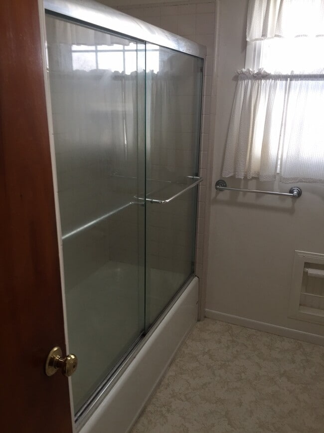 Building Photo - Great Home Near Water Available to View Now