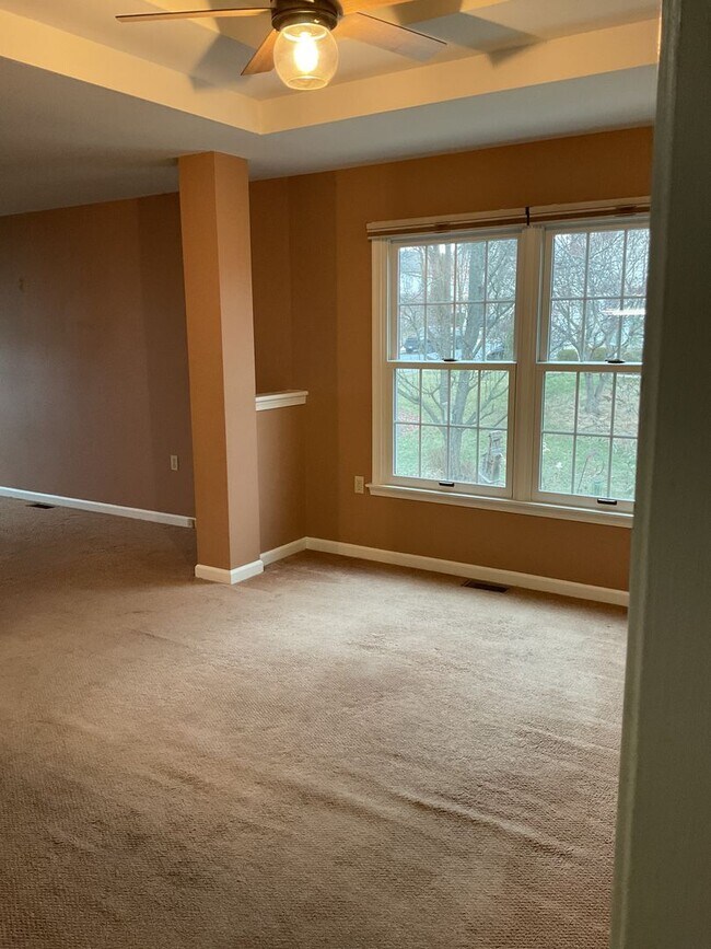 Building Photo - 11 Round Ridge Rd