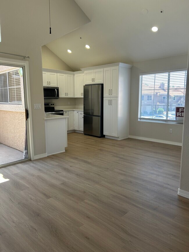 Building Photo - 1633 E Lakeside Dr