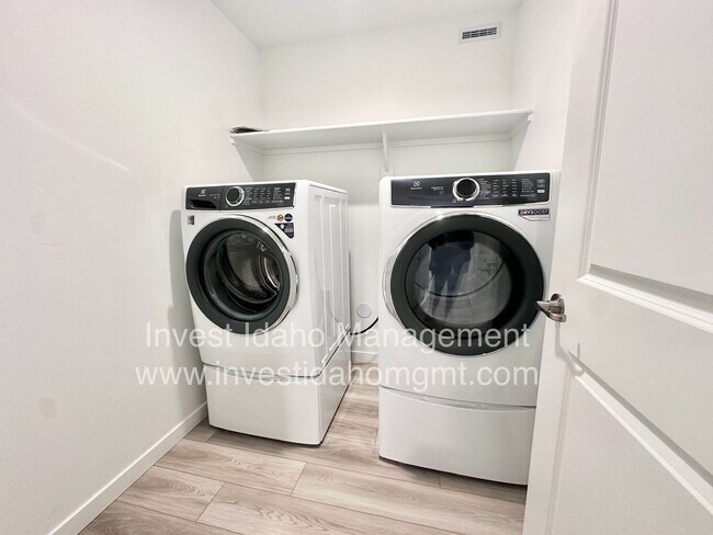 Building Photo - Built in 2024 3 bedroom home available soon!