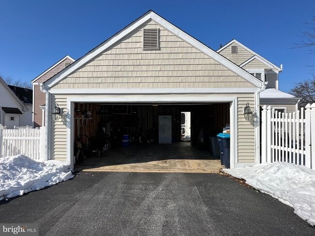 Building Photo - 616 Yardley Ln