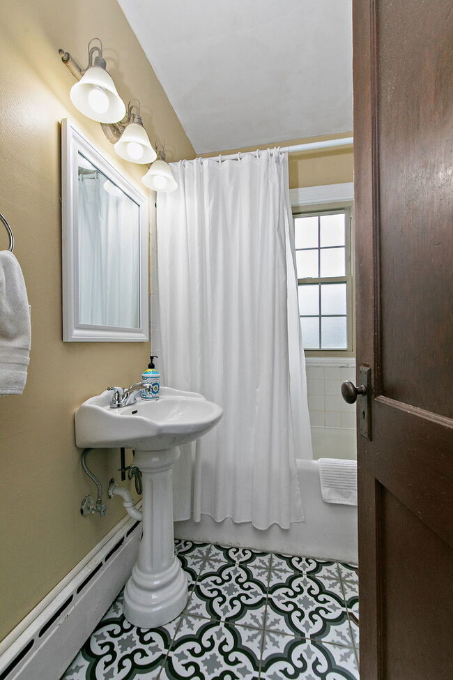 Building Photo - 811 Ellwood Ave