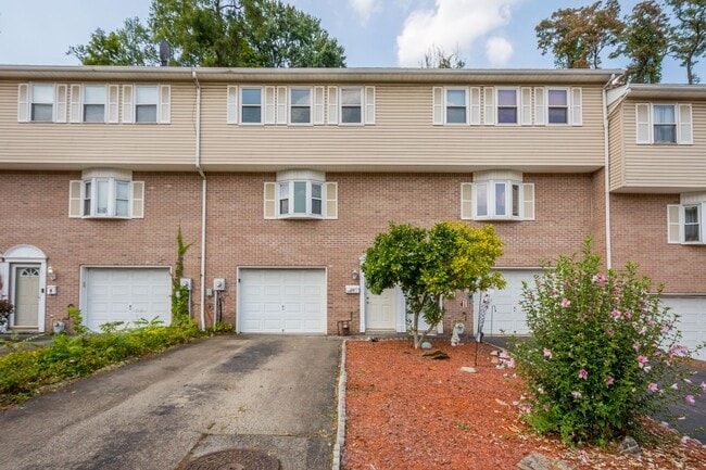 Building Photo - AVAILABLE OCT 1ST! 2-BEDROOM TOWNHOME IN N...