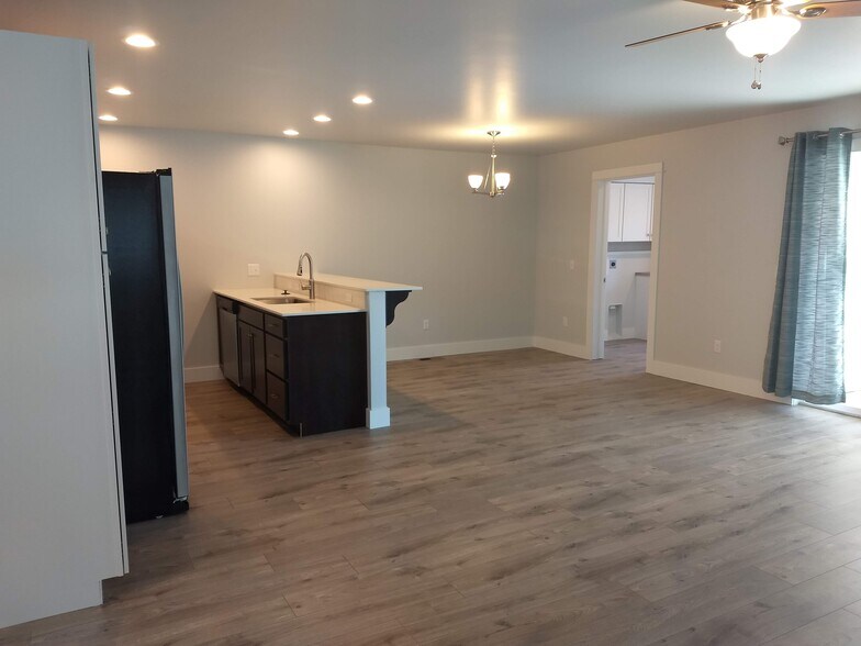 kitchen/dining - 712 N 12th St