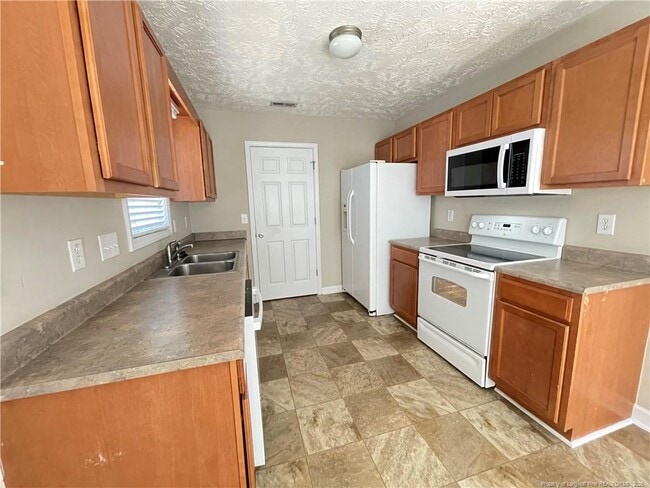 Building Photo - 1465 Avoncroft Dr