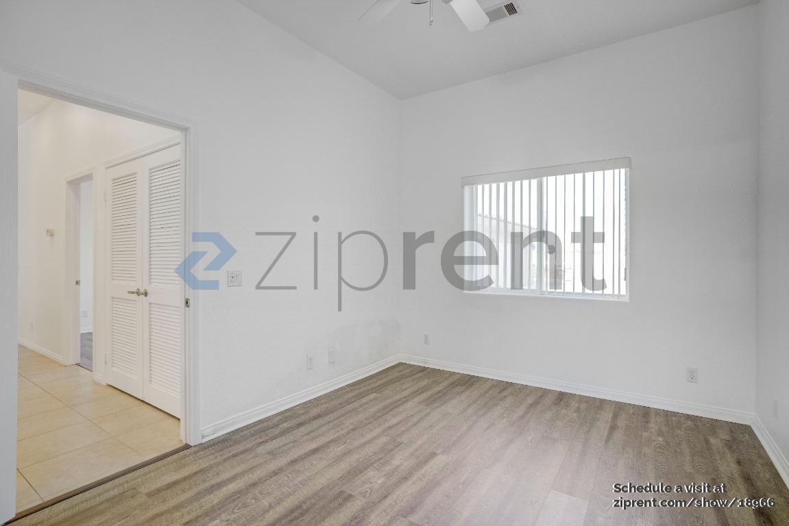 Building Photo - Unit C