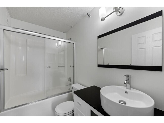 Building Photo - 433 S 7th St