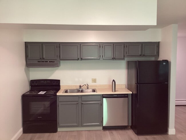 Building Photo - 2BD/1BA Second Floor Unit