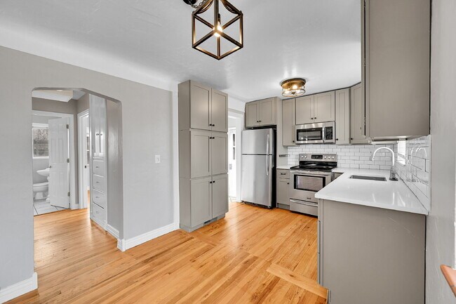 Building Photo - $2,440.95, 3 bed, 1 bath located in Denver with a newly renovated kitchen and In Unit Laundry!