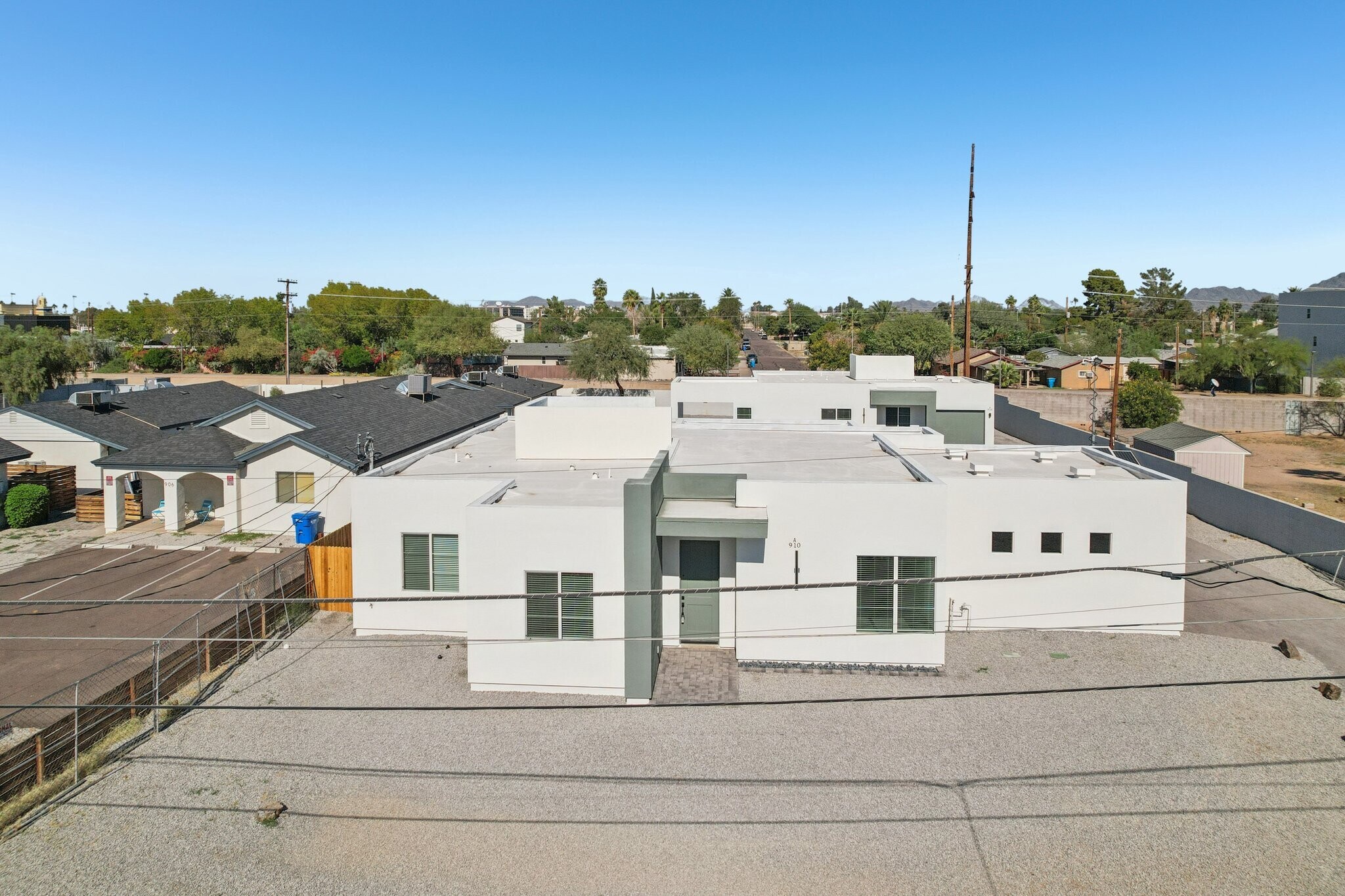 Building Photo - 910 E Roma Ave