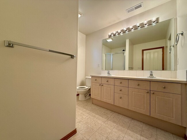 Building Photo - COME TAKE A LOOK AT THIS BEAUTIFUL NEWLY UPDATED HOME IN REDMOND!!