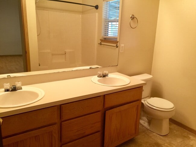 Building Photo - Charming One Story Rambler