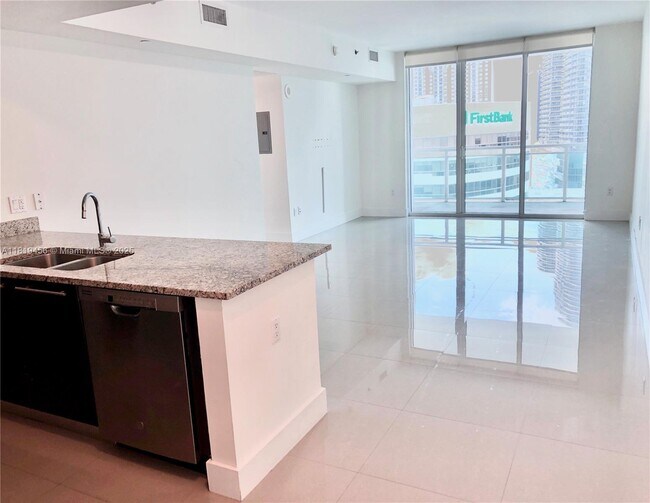 Primary Photo - 950 Brickell Bay Dr