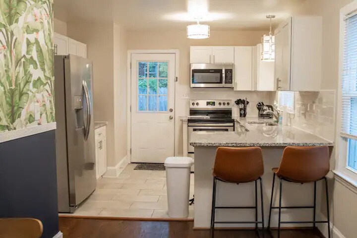 Building Photo - 612 E Woodlawn Rd