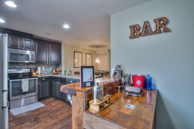 Building Photo - 1215 Riverbrook Dr
