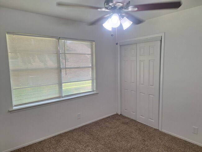 Building Photo - 513 Simmons Dr