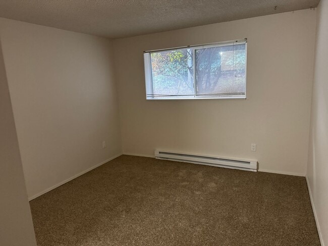 Building Photo - Spacious ground level 1br/1ba Apt with attached garage and washer/dryer in unit