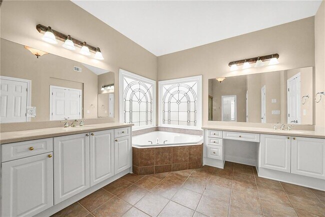 Building Photo - 225 Lake Summit View