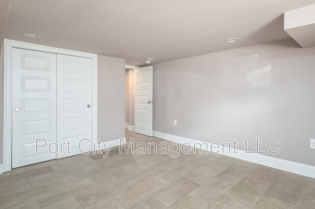 Building Photo - 724 S Ellwood Ave