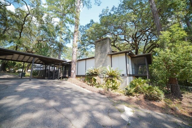 Building Photo - 1105 Solana Ave
