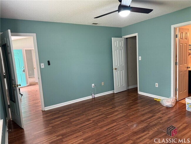 Building Photo - 180 Oak Dr