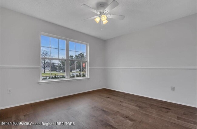 Building Photo - 5 Laketree Ct