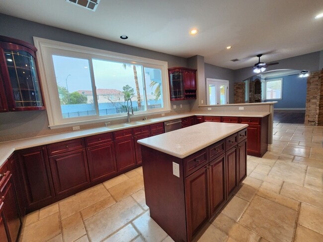 Building Photo - Entertainers Delight with minutes of shopping and restaurants