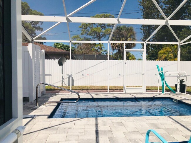 Building Photo - Experience this Short Term Furnished Off season Single Family 2/2 Pool home.