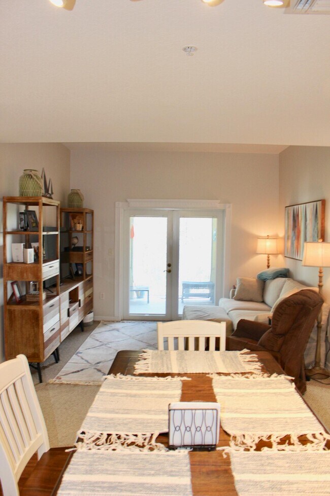 Building Photo - 1150 Town Center Dr