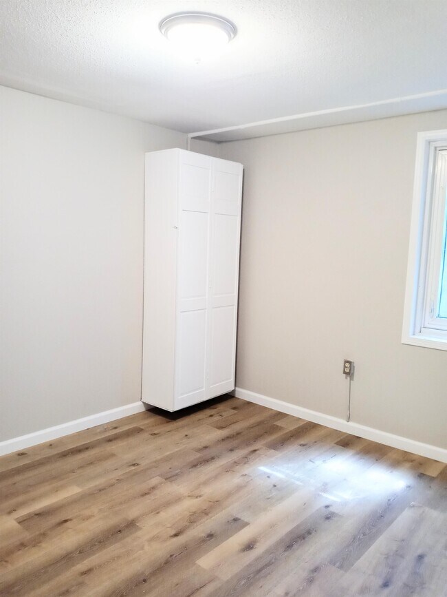 Building Photo - 728 1/2 SW Cambridge Ave