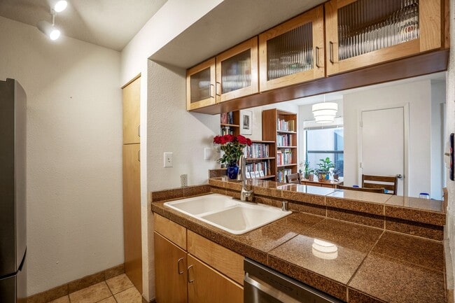 Building Photo - Light-Filled Upstairs Condo in a Prime Loc...