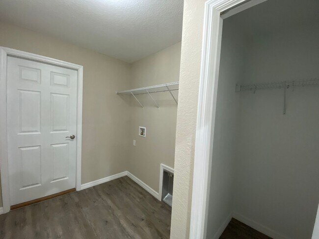 Building Photo - Custom Home - Desirable SE Ocala Neighborh...