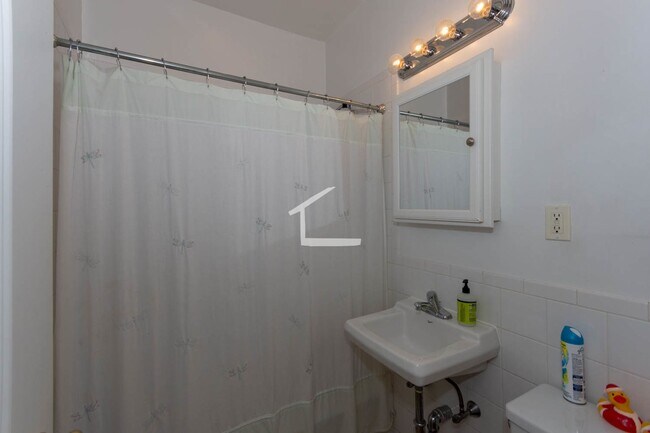 Building Photo - Large, sunny, nicely renovated top floor u...