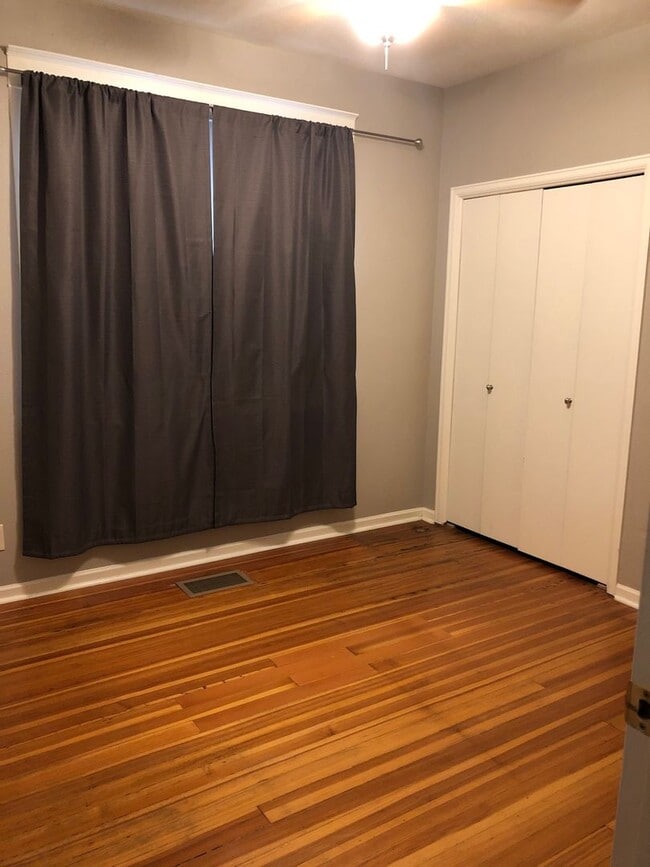 Building Photo - 217 E Oak St