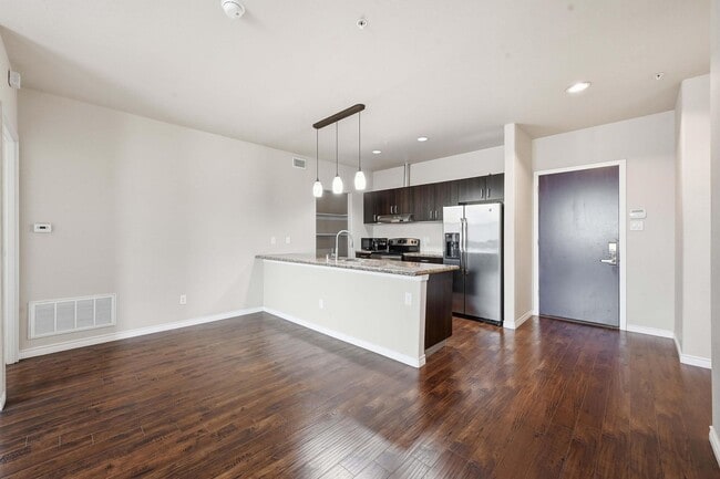 Building Photo - Beautiful Condo in Carrollton!