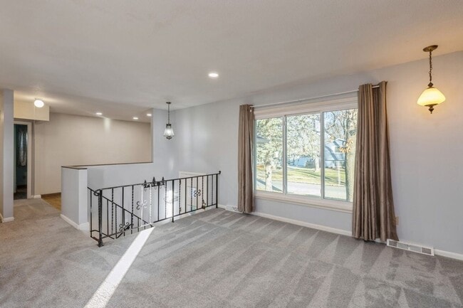 Building Photo - HOLIDAY LEASING SPECIAL!! 2 Bed, 1.5 Bath Home in Ankeny