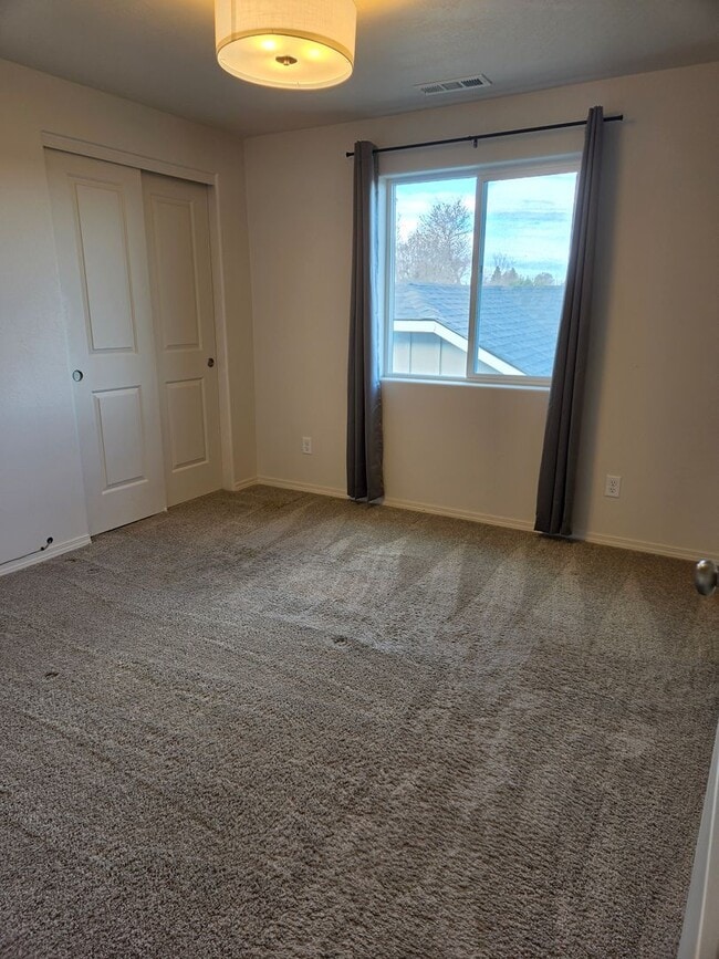 Building Photo - 2-story 3 bed 2.5 bath with garage