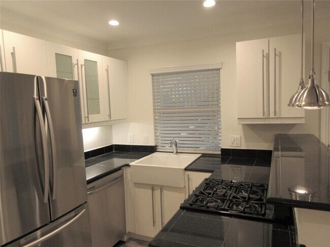 Primary Photo - 100 W 12th St