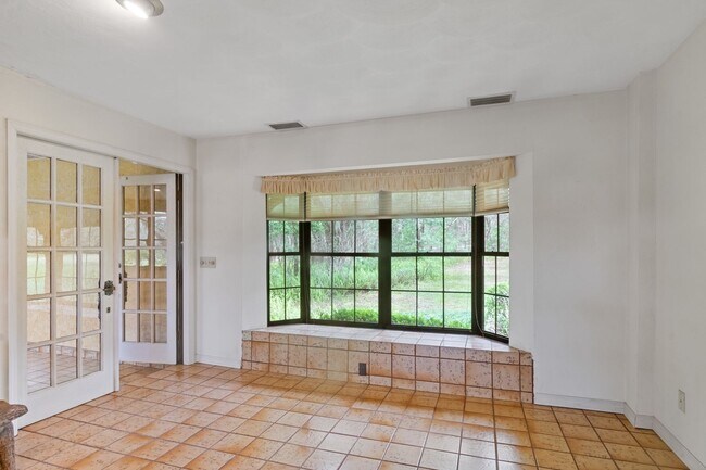 Building Photo - Escape to Your Private Paradise!