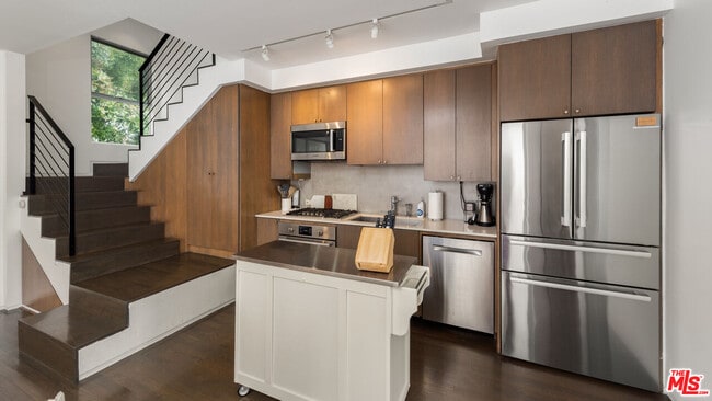 Building Photo - 705 Sunset Ave