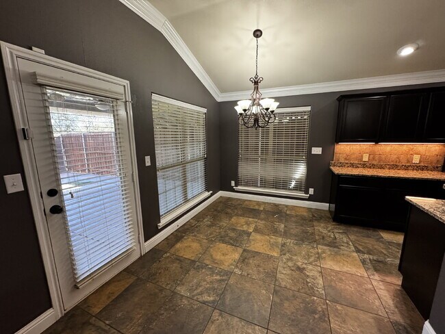 Building Photo - Stunning Spacious Home in Lovely Neighborhood!