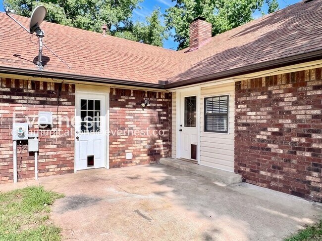 Building Photo - Spacious 4 Bed, 2 Bath Home with Fenced Yard and Two-Car Garage | Pet friendly | Available Now!