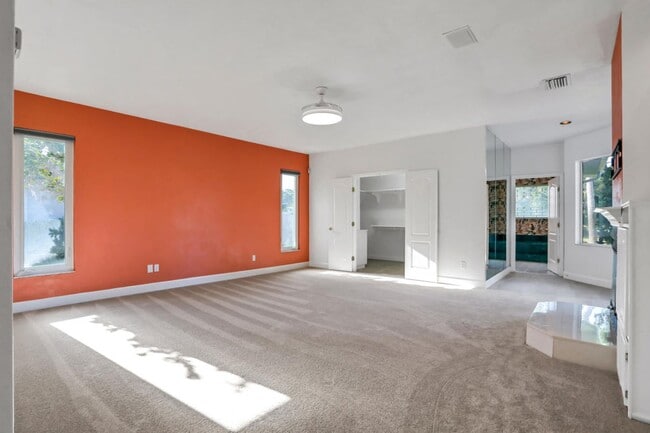 Building Photo - 3/2.5 in Pelican Bay