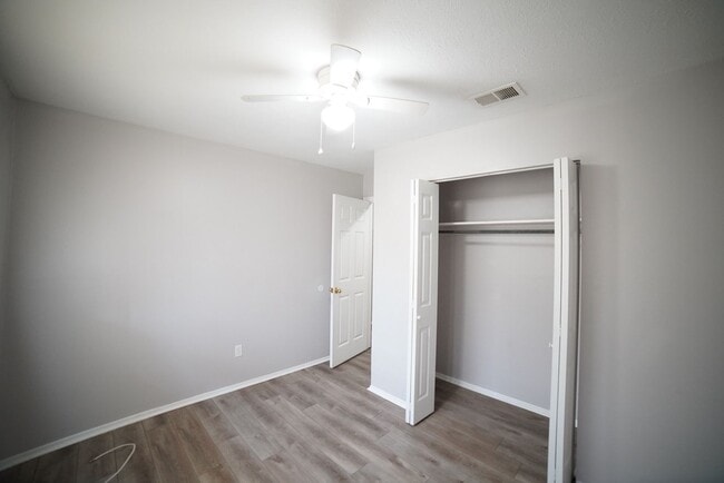 Building Photo - 4 bd/2 bath near Jackson Bluff