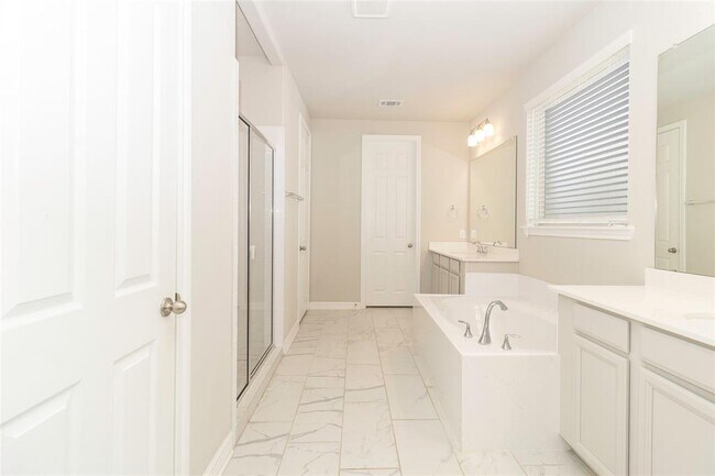 Building Photo - 3010 Flora Manor Dr
