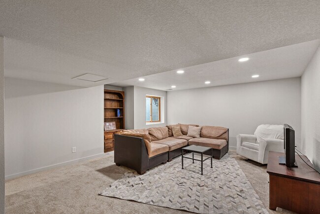 Building Photo - 2213 Grosvenor Ct