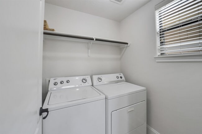 Building Photo - 1335 Studer St